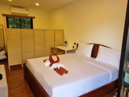 Een bed of bedden in een kamer bij Serenia Garden Resort