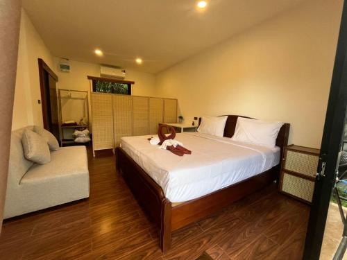 Een bed of bedden in een kamer bij Serenia Garden Resort