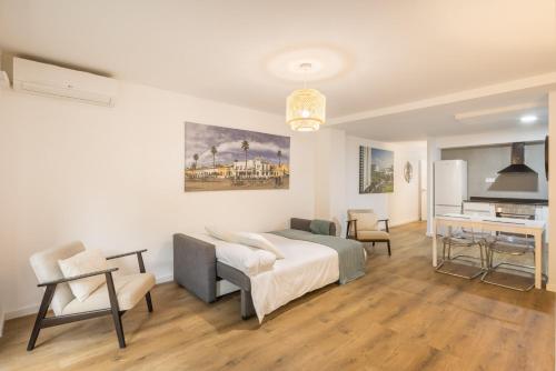 een slaapkamer met een bed en een bureau bij Macflats Ciudad de las Ciencias in Valencia