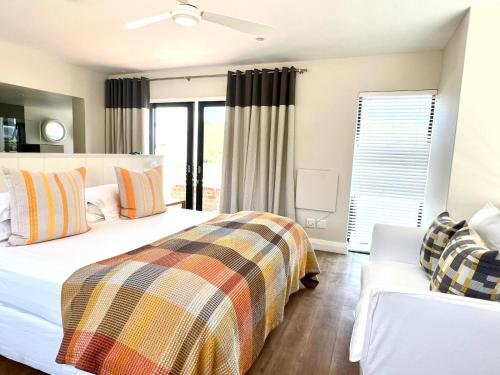 En eller flere senge i et værelse på Brakkloof Self-Catering