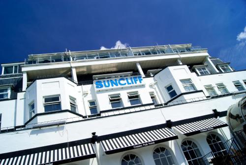 Biały budynek z znakiem klubu słonecznego w obiekcie Suncliff Hotel - OCEANA COLLECTION w Bournemouth