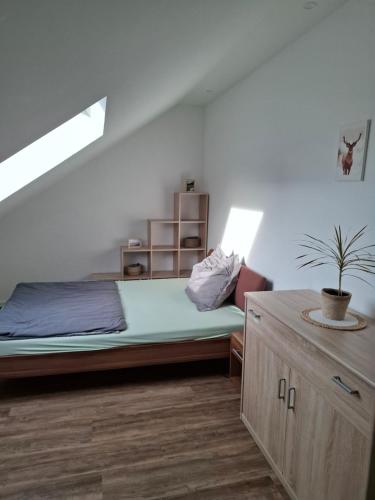 une chambre avec un lit et un bureau dans l'établissement Servus & Moin - Bei uns Daheim!, à Meißendorf