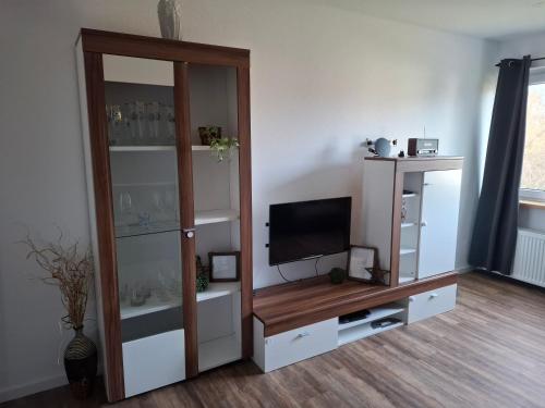 - un salon avec un centre de divertissement et une télévision dans l'établissement Servus & Moin - Bei uns Daheim!, à Meißendorf