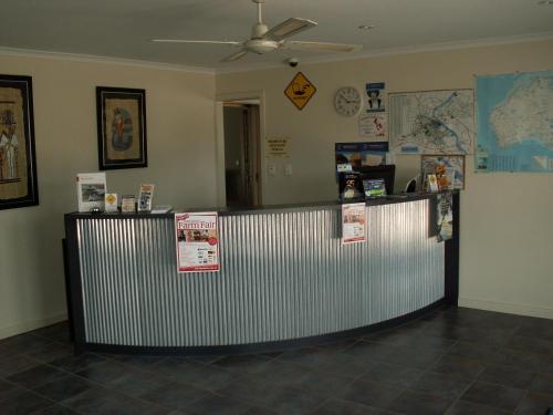 a bar in a room with a counter at Oval Motel - Murray Bridge in Murray Bridge
