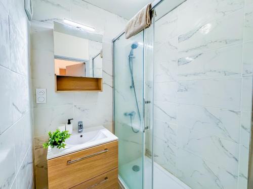 a bathroom with a sink and a shower at Appartement lumineux à Royat in Royat