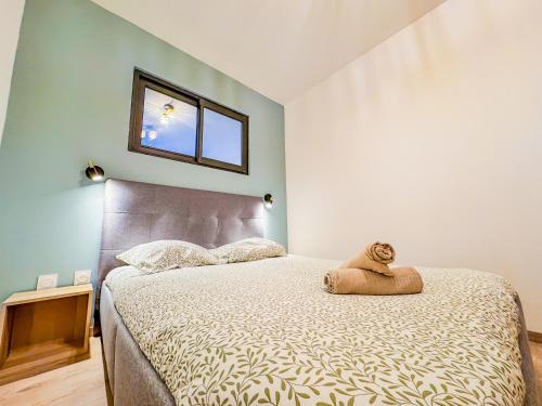 a bedroom with a large bed with a window at Appartement lumineux à Royat in Royat