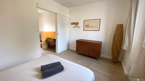 een slaapkamer met een bed met een blauw kussen erop bij Maisonnette duplex in Bouguenais