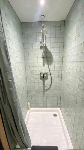 Maisonnette duplex في بوغينايس: حمام مزود بدُش وحوض استحمام