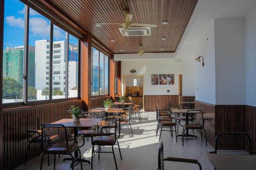 En restaurant eller et andet spisested på Anh Khoa Hotel