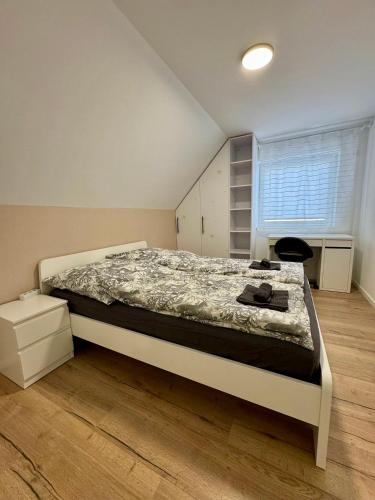 ein Schlafzimmer mit einem großen Bett in einem Zimmer in der Unterkunft Ferienwohnung in Hanau am Main