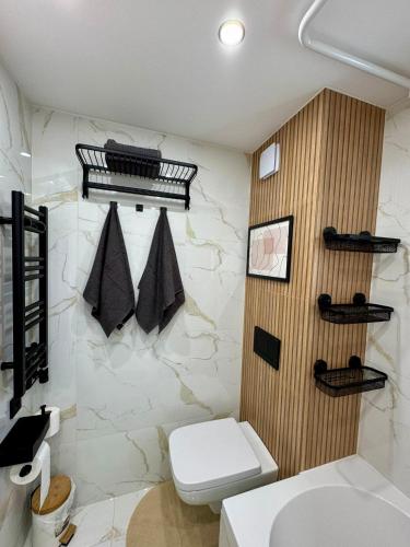 ein Badezimmer mit Toilette und Steinwand in der Unterkunft Ferienwohnung in Hanau am Main