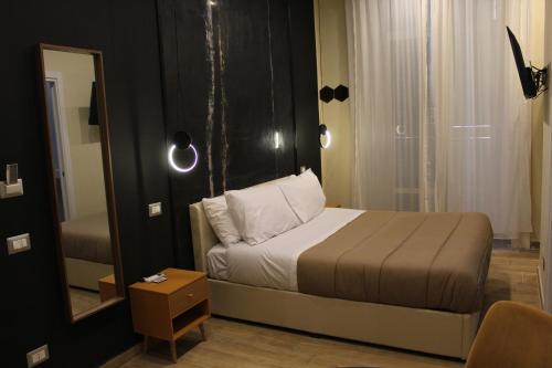 Postel nebo postele na pokoji v ubytování BlackWoody Contemporary Rooms - Napoli Centro Storico Via Toledo