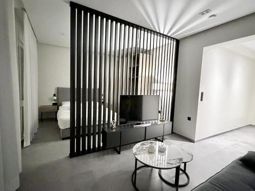 un soggiorno con TV, letto e tavolo di 7th floor Studio a Xánthi