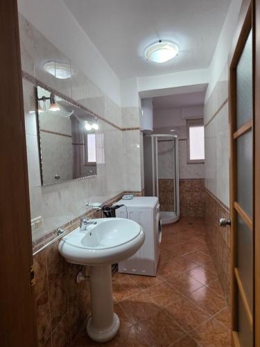 Koupelna v ubytování Vollga Promenade Apartments with Full Sea and Old Town View