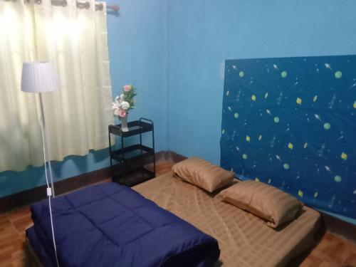 - une chambre avec un lit et un mur avec des billes dans l'établissement Future house, à Ban Yang Pa Kha