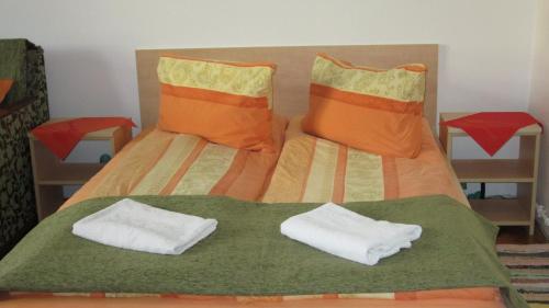 クルジュ・ナポカにあるGarden City Apartmentのベッド1台(枕2つ、タオル付)