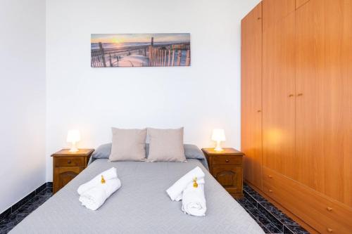 een slaapkamer met een bed met drie kussens erop bij Apartamento Horizonte Azul in Punta del Hidalgo