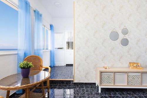 een eetkamer met een tafel en blauwe muren bij Apartamento Horizonte Azul in Punta del Hidalgo