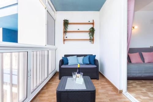 ein Wohnzimmer mit Sofa und Tisch in der Unterkunft Apartamento Vistas Al Mar y al Teide in Puerto de la Madera