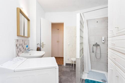 ein weißes Badezimmer mit Waschbecken und Dusche in der Unterkunft Apartamento Vistas Al Mar y al Teide in Puerto de la Madera