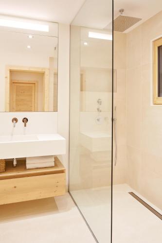 une salle de bain avec un lavabo et une douche dans l'établissement Marmotte Mountain Eco Lodge, à Chamonix-Mont-Blanc