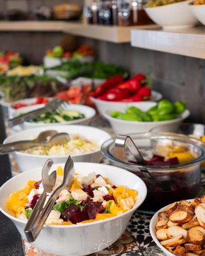un buffet rempli de bols de différents types de nourriture dans l'établissement Costa Farilya Special Class Hotel Bodrum, à Gundogan