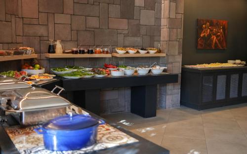 un buffet proposant de nombreux types de plats différents dans l'établissement Costa Farilya Special Class Hotel Bodrum, à Gundogan