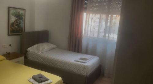 En eller flere senge i et værelse på Center Luxury Apartment