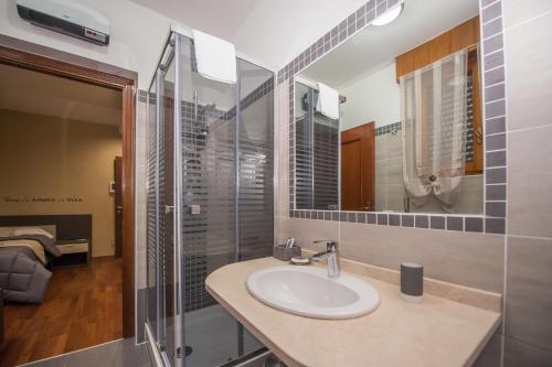een badkamer met een wastafel en een douche bij Maison 3g in Ariccia