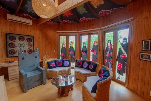 een woonkamer met een schilderij aan de muur bij GRAND CHARIOT Hokutoshichisei 135° in Awaji