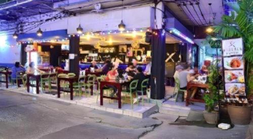 En restaurant eller et andet spisested på The Boss Sathorn Hotel