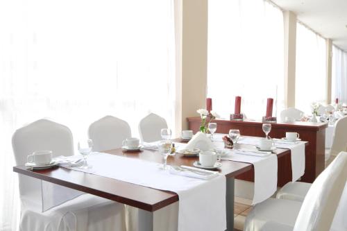 En restaurant eller et andet spisested på Apollo Spa Resort - All-Inclusive , Indoor & Outdoor Pools & Individual AC in Every Room