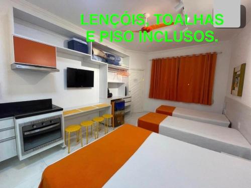 een kleine kamer met een bed en een keuken bij FLAT AMARÍLIS - RIVIERA DE SÃO LOURENçO in Riviera de São Lourenço