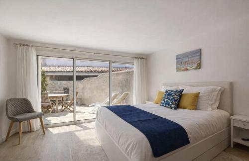 En eller flere senge i et værelse på Le Clos des Sternes