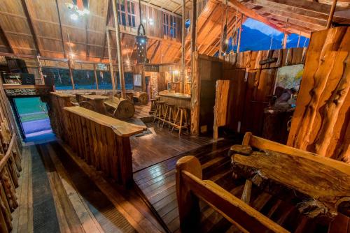 HerraduraにあるHotel Roca Duraの木製の壁と天井の客室のオーバーヘッドビュー