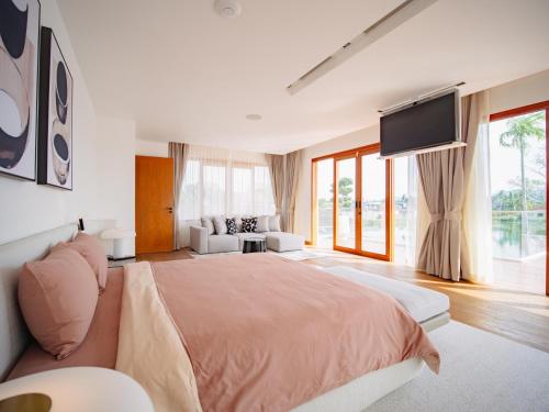 En eller flere senge i et værelse på Luxurious 5Bedroom White Estate Villa Private Lake