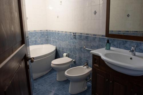 a bathroom with a sink and a toilet and a tub and a sink at La Casetta di Josh in Marsala
