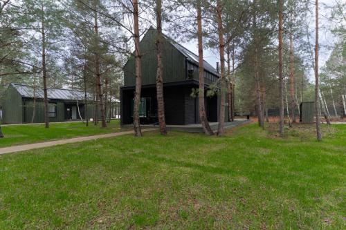 een huis midden in een veld met bomen bij Нова Дача 