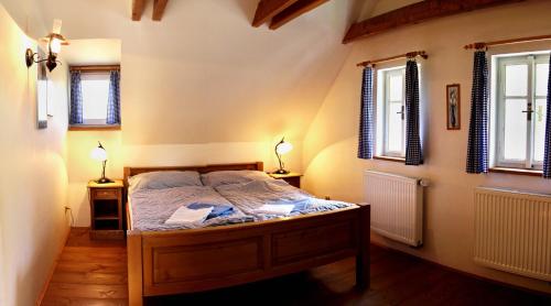 una camera con un letto con due lampade e due finestre di Ranch Bystrá a Bystrá nad Jizerou