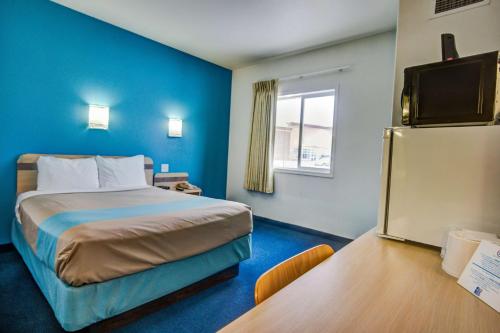 Postel nebo postele na pokoji v ubytování Motel 6-Red Deer, AB