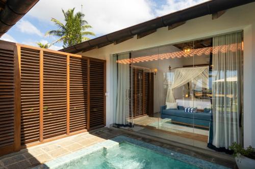 Swimmingpoolen hos eller tæt på Oruva Beachside Villa