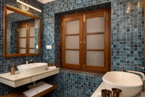 Et badeværelse på Oruva Beachside Villa