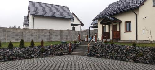 une maison avec une clôture et un escalier en pierre dans l'établissement Letnisko, à Lubawka