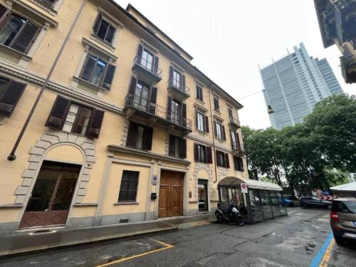 een gebouw met een bushalte voor de deur bij Grattacielo Rooms in Turijn