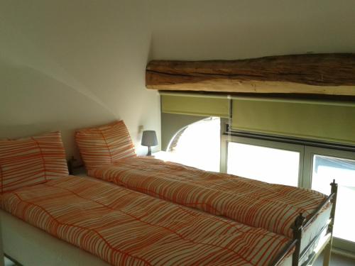 due letti in una stanza con finestra di Les Secrets du Chat a Clavier