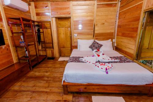 En eller flere senge i et værelse på La Maison De Buoc