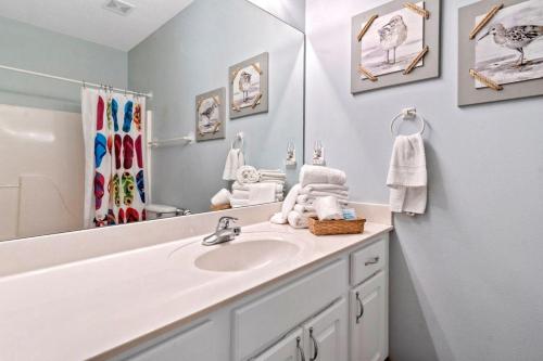 Et badeværelse på Orange Beach Villas - Casa Bella