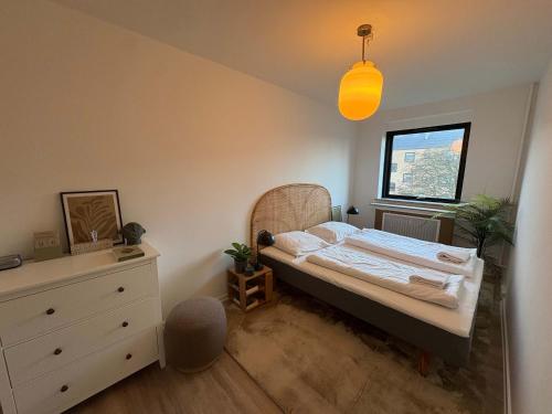una camera da letto con un letto, un comò e una finestra di Luxe Retreat & Stylish a Husum