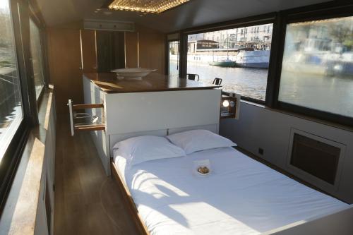 En eller flere senge i et værelse på Amours Le Dô Karina Bisch 2019