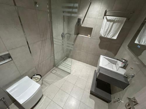 un bagno con doccia, WC e lavandino di قمرة قباء Quba moon1 a Medina